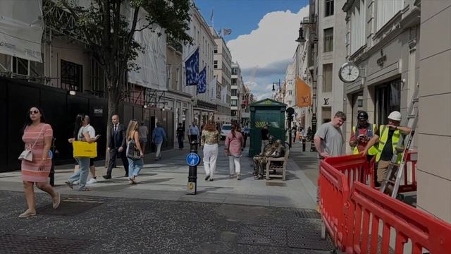 London Walk 🇬🇧 Piccadilly Circus to the FREDDIE MERCURY exhibition | Central London Walking Tour.