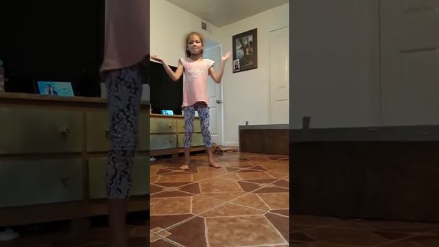 Layla bauers dancing to the git up смотреть онлайн