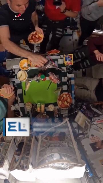 Как космонавты в космосе приготовили пиццу смотреть онлайн