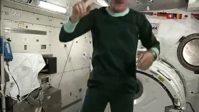 Крис Хэдфилд — Как спят в невесомости mU3P3VcvuVg смотреть онлайн