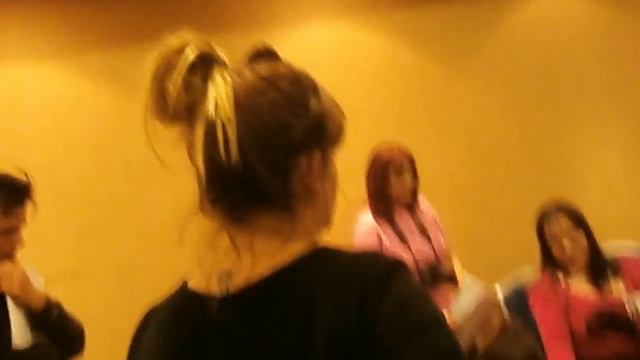 1 Natalia Oreiro con fans ( Nadia,Alexandra,Marek,Mirela,Victoria) POLONIA -Wrocław 13.12.2013 смотреть онлайн