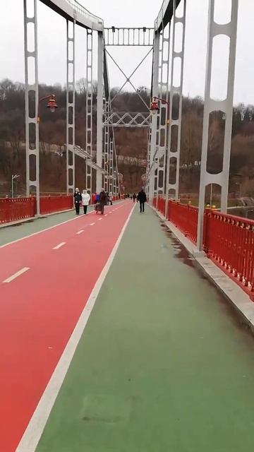 Зима. Прогулка по пешеходному мосту на Труханов остров в Киеве. 3 января 2021 г.