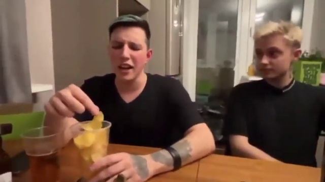 Птички летят бомбить поросят оригинал смотреть онлайн