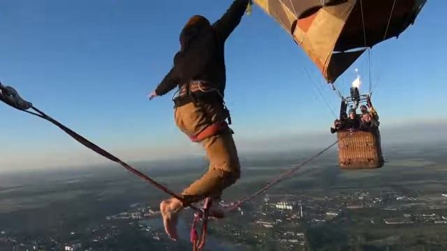 В Умані екстремал пройшов між повітряними кулями на висоті 660 метрів смотреть онлайн