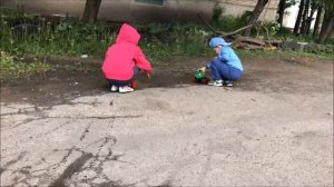 Катаемся по лужам.  Машинки едут по лужам.  Ездим по грязи