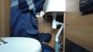 РЖД-Замена смесителя сенсорного практически в лепую, установка не достающих деталей в штабном вагоне