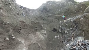 Строительство, шахтёры пытаются сбить опасные участки в карьере