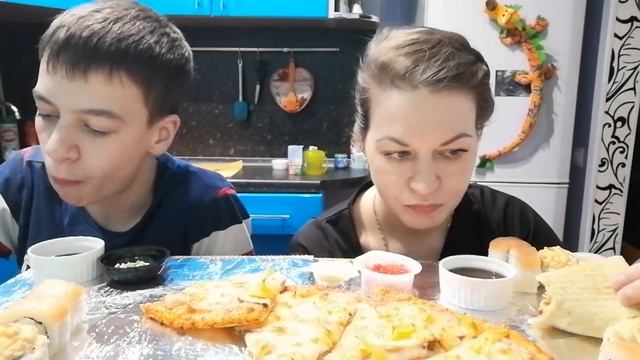 МУКБАНГ ГАВАЙСКАЯ ПИЦЦА С АНАНАСАМИ/РОЛЛЫ СУШИ/MUKBANG HAWAIIAN PINEAPPLE PIZZA/SUSHI ROLLS