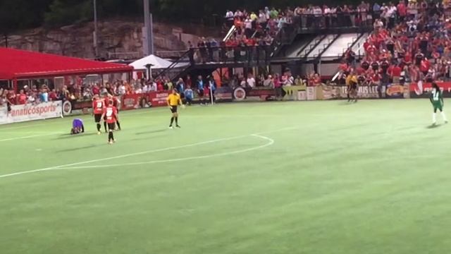 Atlanta Silverbacks 0-0 New York Cosmos :: Goalkeeper Ceus gets tackled (4/25/15) смотреть онлайн