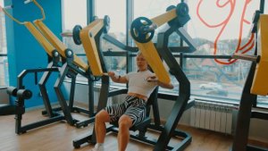 2 ГОРИЗОНТАЛЬНЫЙ ЖИМ  В ТРЕНАЖЕРЕ ХАММЕР