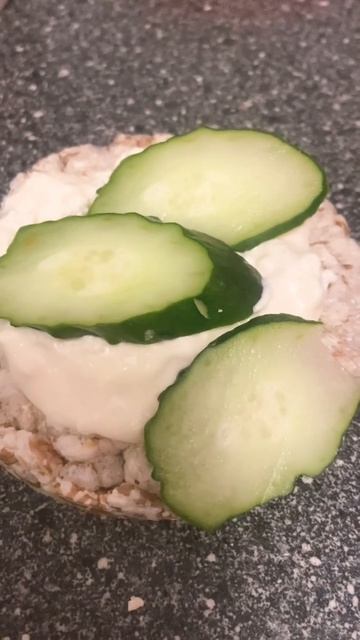 Хлебец с творожным сырам и огурцом смотреть онлайн