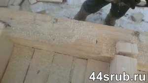 Монтаж половых балок в срубе из бруса