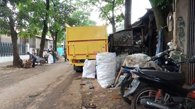 Exploring the Backstreets of BANDUNG | Suasana Kampung Kota yang Bersahaja смотреть онлайн