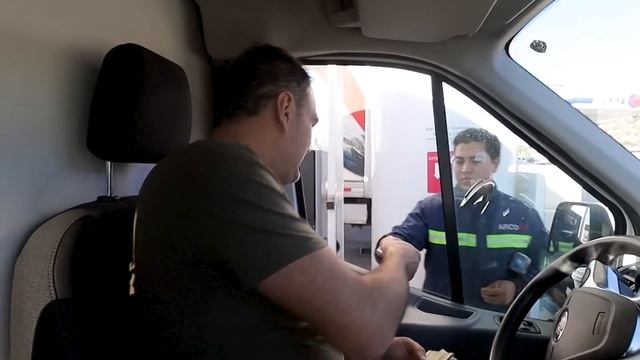 "You need to pay 300 USD." Nerve-wracking Mexico border crossing смотреть онлайн