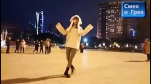 Китайская девчонка танцует под русскую музыку .