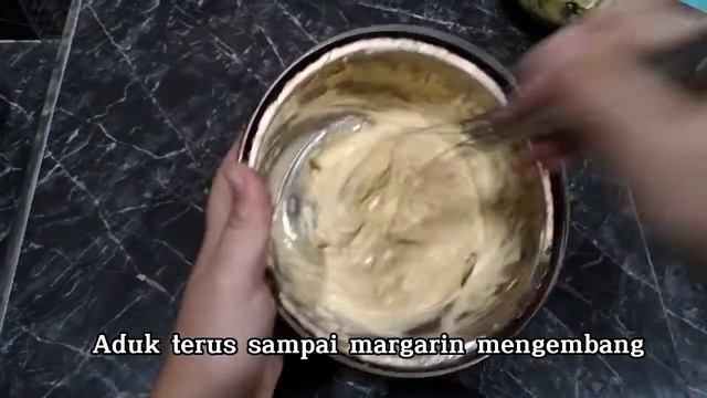 Cara membuat Butter Cream sendiri, tanpa mixer! || Cuma 2 bahan saja смотреть онлайн