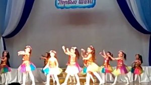 Танцуют малышки. Танец уи уаа