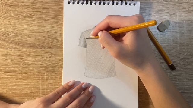 Как нарисовать футболку карандашом | Рисунок для начинающих поэтапно