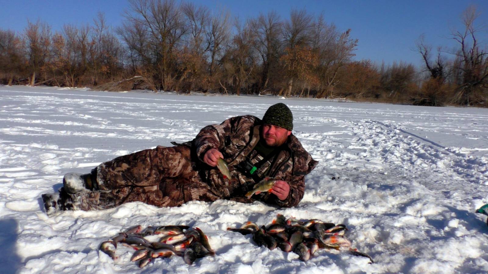 Чумовая зимняя рыбалка в астрахани .На... бурилисьНа.. ходилисьНа.. долбилисьНо рыбу поймали