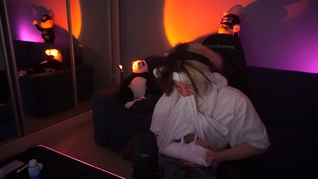 Некоглай показывает сломаную руку|Пробует двигать пальцами на руке! смотреть онлайн