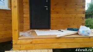Входная дверь в доме из бруса