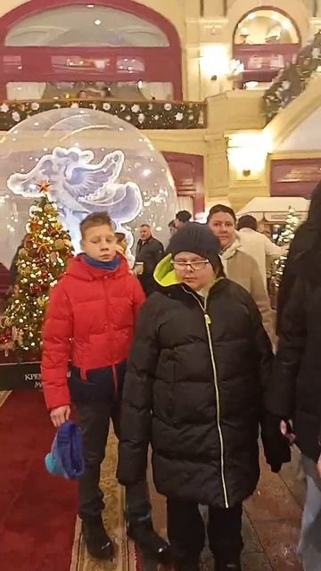 толпа, толпа. ГУМ предновогодняя суета. смотреть онлайн