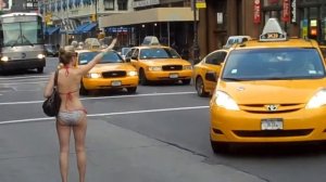 Эй, такси!!! Девушка так спешила, что забыла надеть платье