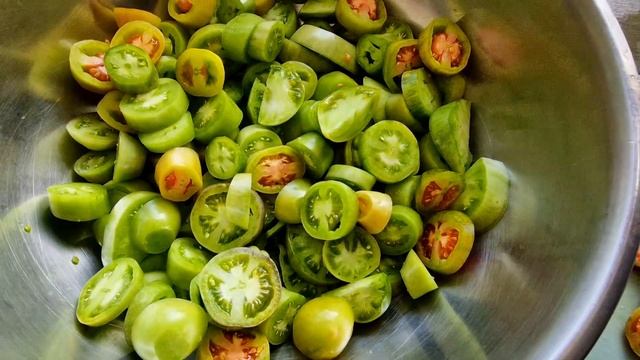 Салат из зеленых помидоров-очень вкусный  и ароматный !