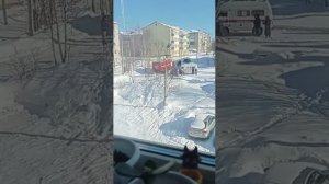 8-летний мальчик провалился в открытый люк коллектора и чудом не повредился