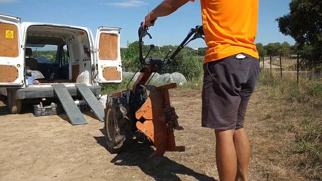 Tractor Goldoni 58i loading up to van смотреть онлайн