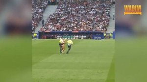 Девушка выбежала на поле во время матча Ливерпуль - Тоттенхэм. Финал ЛЧ-2019