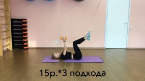 Разводка гантелей лёжа на полу