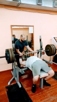 Жим лёжа. Личный рекорд юного атлета.