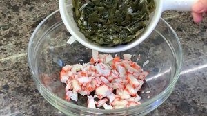 Вкусный, бюджетный салат из морской капусты и крабовых палочек
