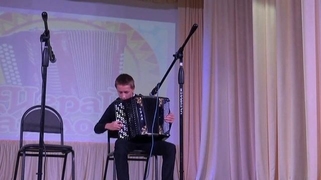 Исполнение двух пьес на баяне: "Циганская пляска" и матросская пляска "Яблочко".