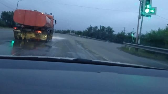 в Красноярске, во время дождя дорги поливают! смотреть онлайн