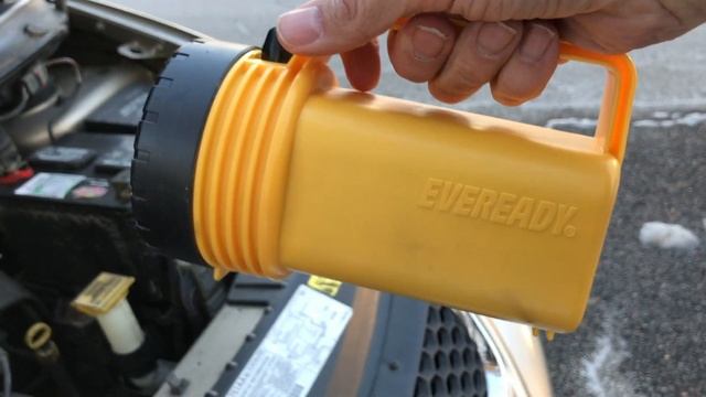 2003 Dodge Grand Caravan - Check Radiator Fluid Level With Flashlight смотреть онлайн