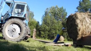 мтз 82 грузим сено в тюках по 700 кг