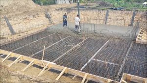 Заливаем бетон пола цоколя  сентябрь 2023