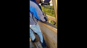 Монтаж утеплителя между рядами сруба из бруса