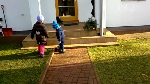 19.1.2014 - Víťa s Nikolkou si hraje na zahradě s míčem II. смотреть онлайн