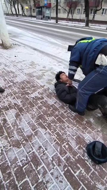 🔻В Подмосковье мигрант с друзьями докапывался до прохожих и махал перед ними ножом. смотреть онлайн