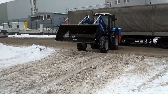 Уборка снега фронтальным погрузчиком на мтз