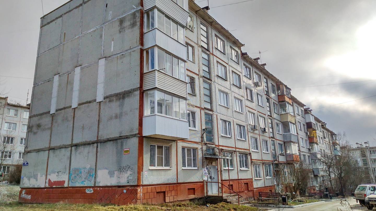 1-комн. квартира с 8-метровой кухней и балконом на среднем этаже в центре города. смотреть онлайн