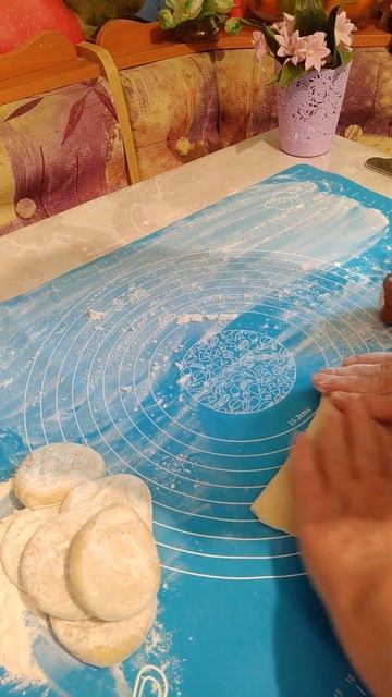 #Shorts/ЧЕБУРЕКИ/ТЕСТО ТОНКОЕ/НЕ РВЕТСЯ/cheburek/切布雷克Qiè bùléi ke/@ВКУСНАЯ КУХНЯ. АЛЛА КОРБУТ смотреть онлайн