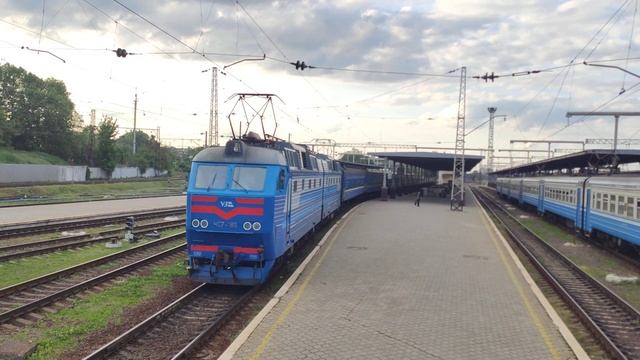 Электровоз ЧС7-165 с пригородным поездом ✓ 6677  Харьков-Зачепиловка