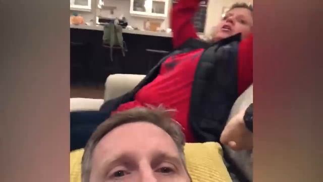 Она так напугана, что даже ПНУЛА его! 😂 _Самые смешные пранки_ смотреть онлайн