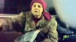 пьяная женщина в метро