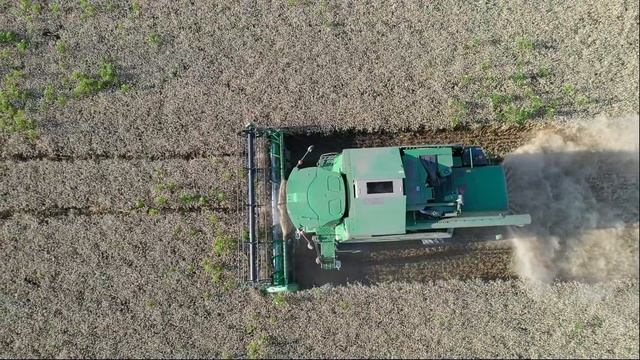 John Deere W650 Combine in action! смотреть онлайн