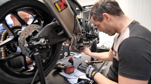 Vom Straßenmotorrad zum SUPERBIKE in 9 Stunden | YART baut mein neues Motorrad |Yamaha R1 RN65 Doku смотреть онлайн